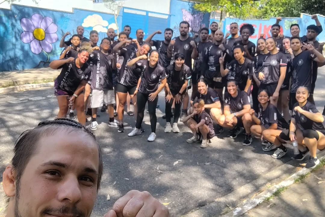 Alunos e mestre em treino na CTI Alves